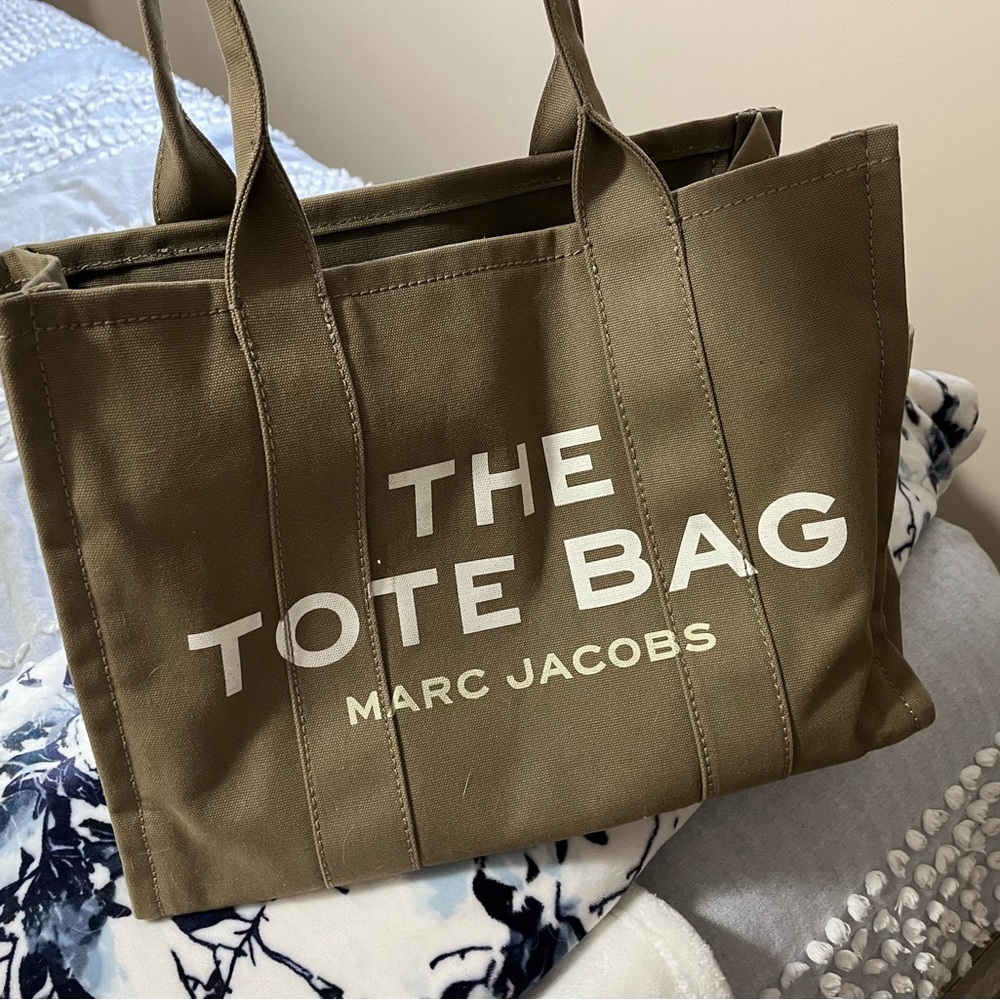 Marc Jacob's The Tote Medium